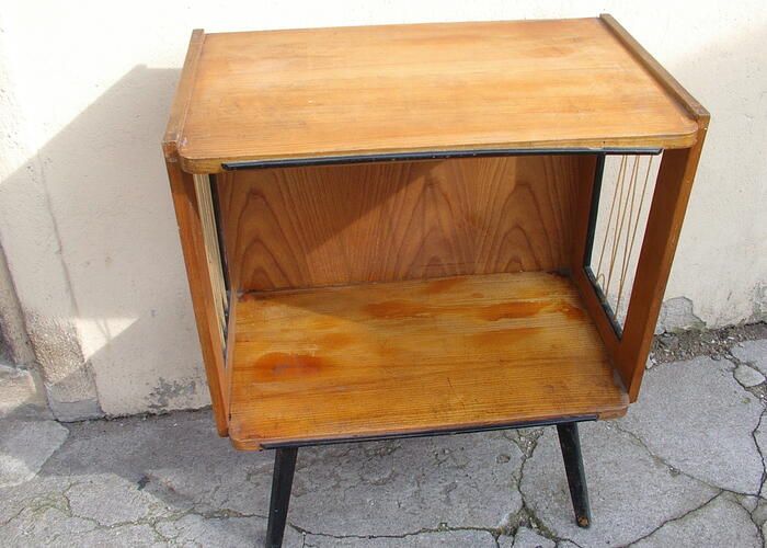 Grajewo ogłoszenia: Sprzedam stary stolik pod telewizor z czasów PRL .